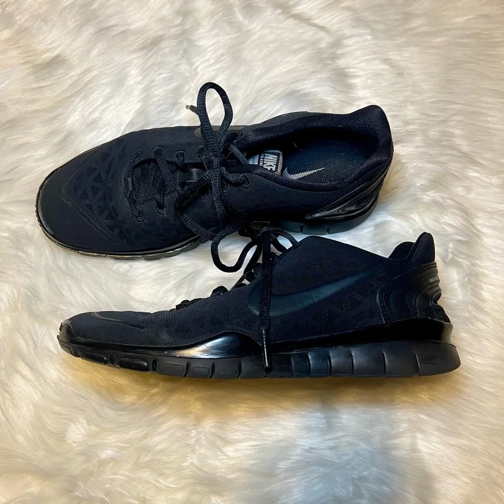 Women’s Nike Size 7- Black on Black Sneakers - Picture 2 of 5